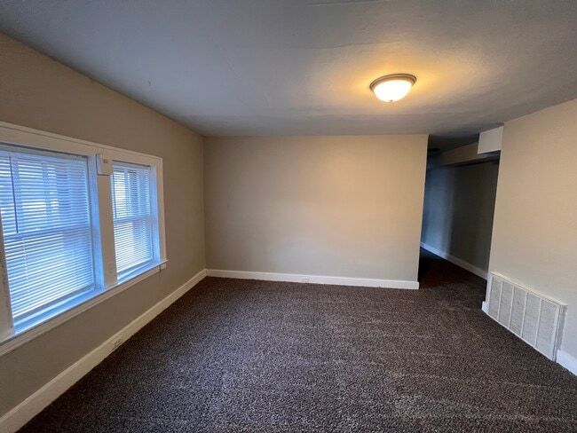 Photo - 810 Leonard St NE Unidad 2