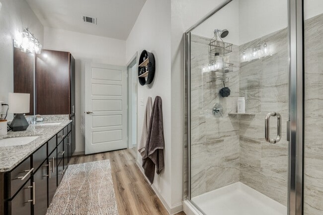 Building Photo - 2201 Creekview Dr. Unit 0914