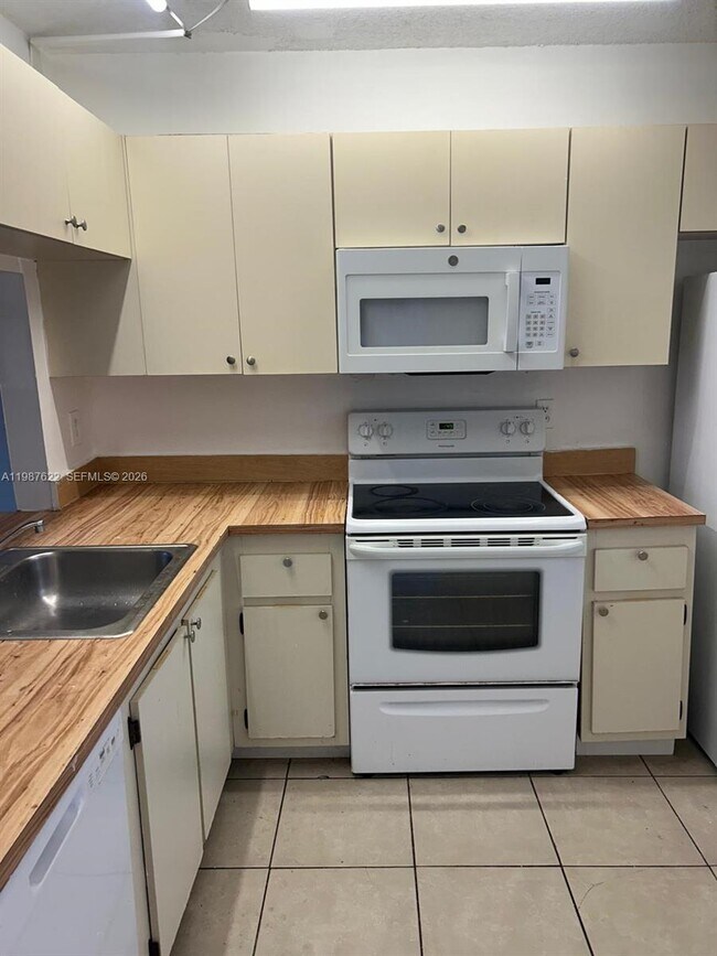 Photo - 10425 NW 8th St Unidad 103