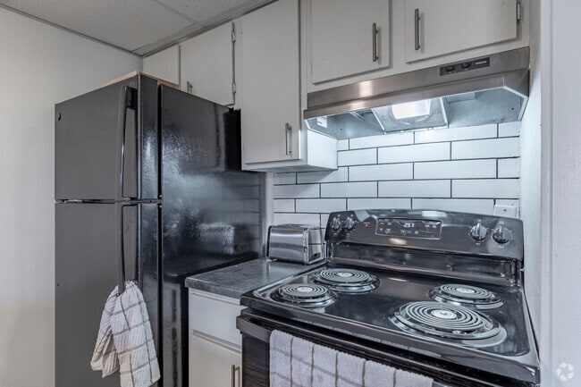 1BR, 1BA - 608 SF