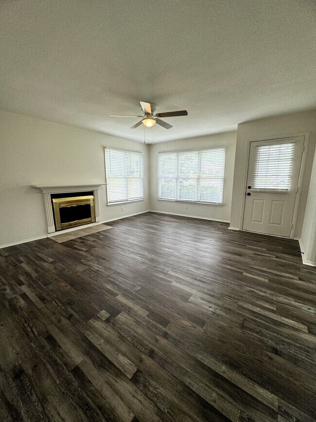 Photo - Move In Special!! Unidad B