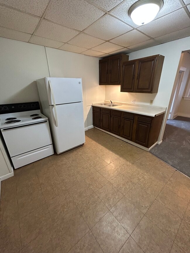 Unit 4 Kitchen 1 - 428 N Barstow St