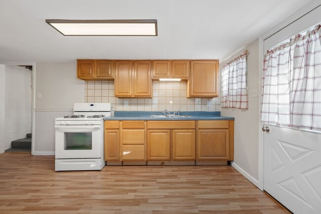 Building Photo - Stunning 3 bedroom home in McKees Rocks available now!