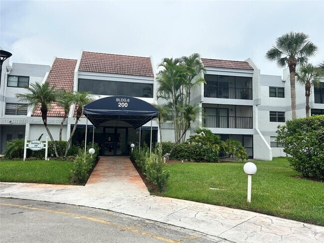 Building Photo - 200 Lakeview Dr Rental