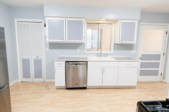 kitchen - 246 Lake Heights