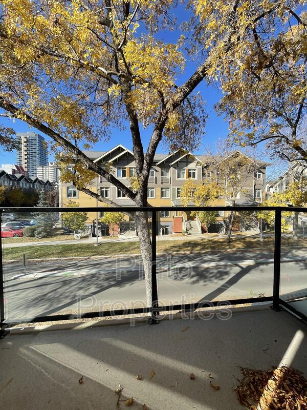 Building Photo - 8715-8110 110 St NW