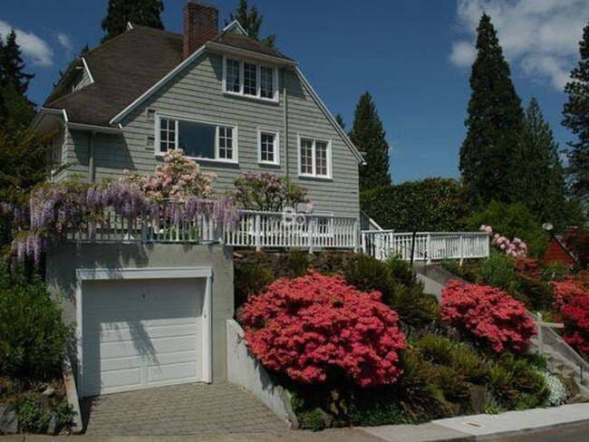 Building Photo - Portland Heights- Beautiful Home loaded with Character & Charm-Updated Kitchen- Spacious Yard