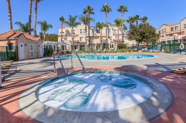 River Ranch Townhomes & Apartments