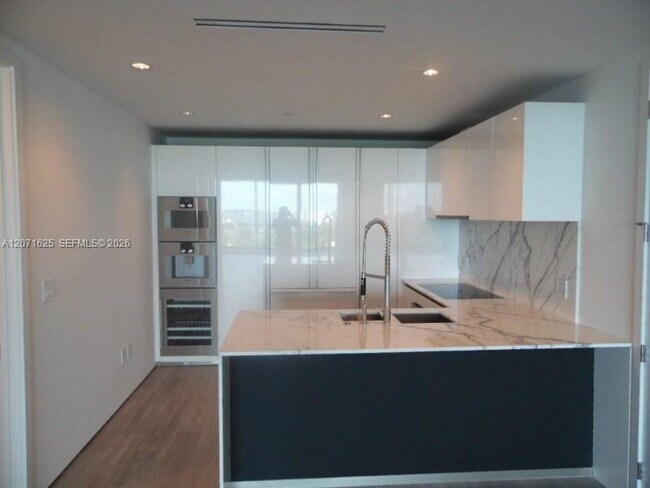 10201 Collins Ave Unidad 805