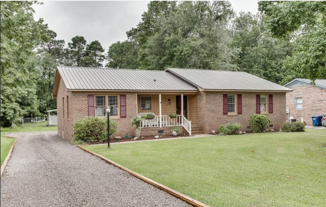 Building Photo - Ideal location close to cross city trails, UNCW and Wrightsville Beach!