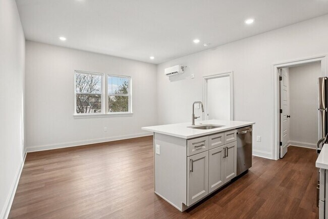 Photo - 472 Roxborough Ave