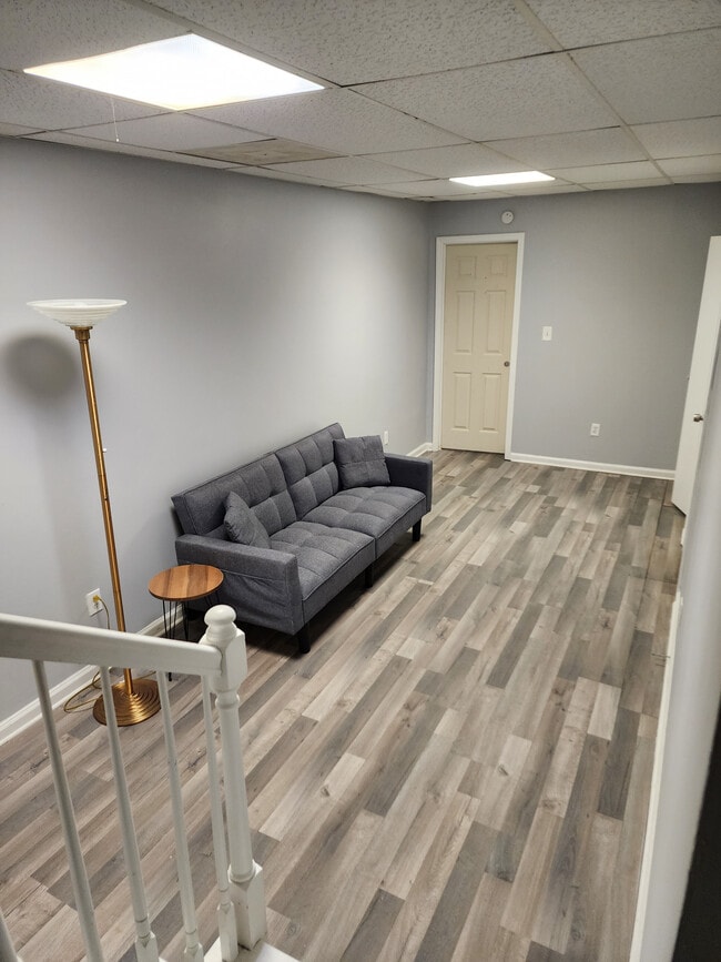Room in Duplex on Jones Ave NW