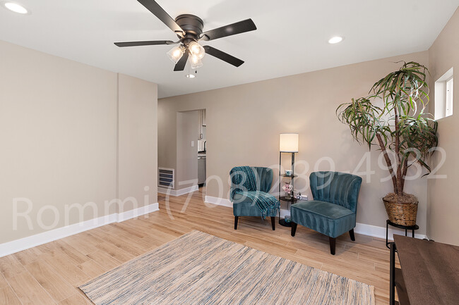 Sala de estar - 7528 Catalpa Ave