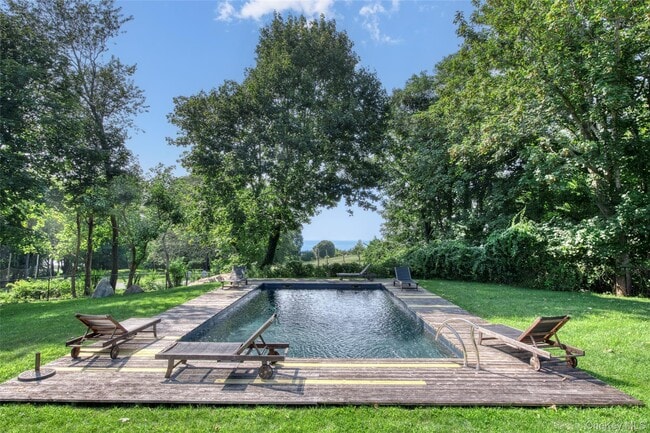 Photo - 495 Maple Ln