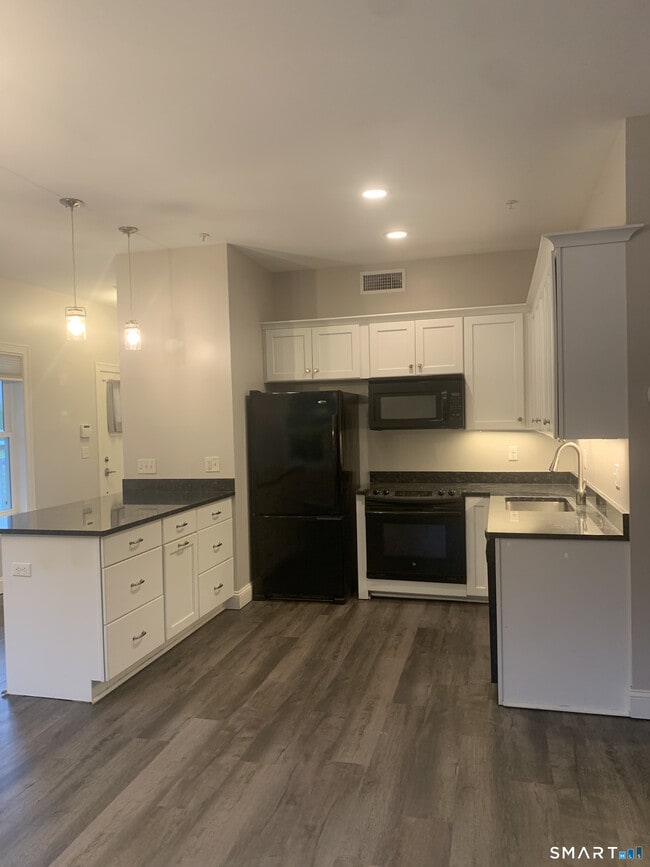 Photo - 105 Edgewater Cir