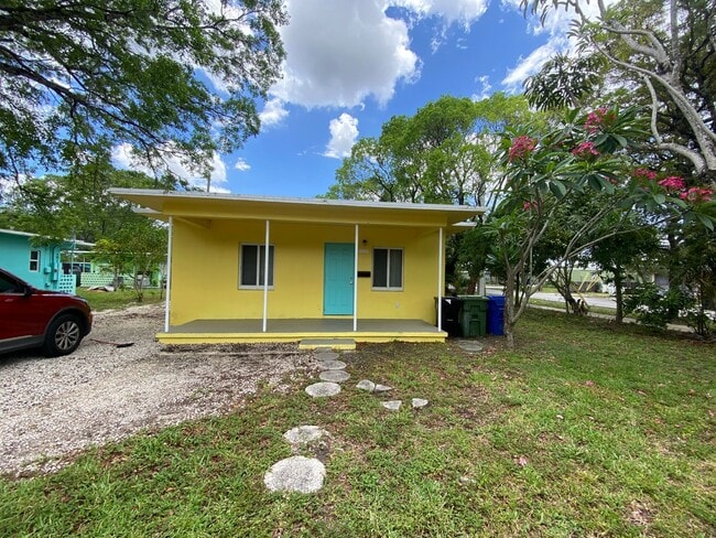 Building Photo - Freshly painted 2/1 block house with central A/C