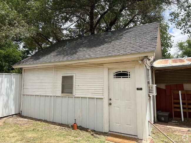 Building Photo - Charming & Cozy Back House Near Texas Tech!