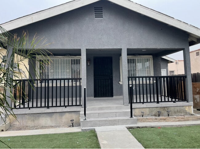 Building Photo - 119 E 87th St Unit 2 bed 1.5 bath Duplex Rental