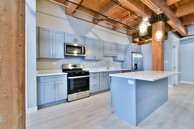 Photo - 11 E Illinois St