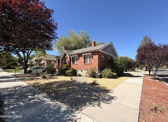 Photo - 541 Thoma St