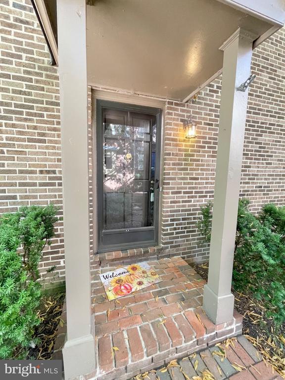 1208 W Abingdon Dr