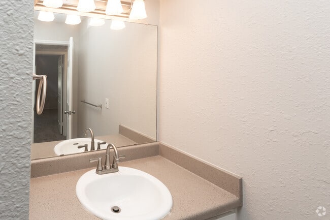 1 BR, 1 BA 693 SF