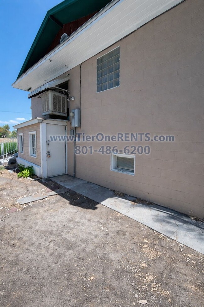 Photo - No deposit option available for qualified renter with Obligo! Unit B South
