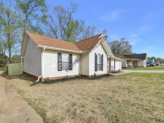 Photo - 1020 Highland Blvd