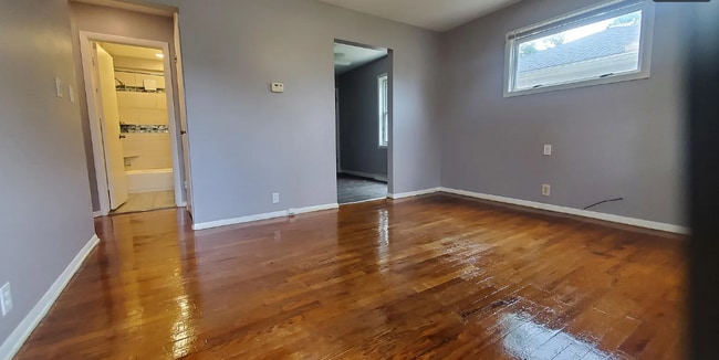 Building Photo - Charming 2-Bed Family Home w/ In-Unit Laundry & Pet-Friendly Vibes in Flint!