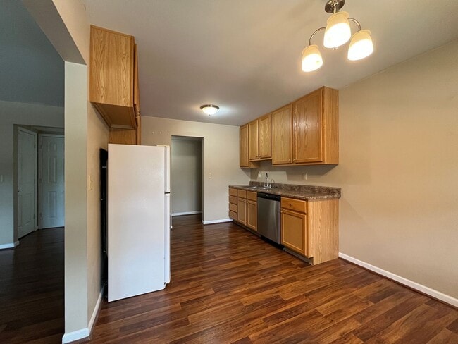 Building Photo - 2 Bedroom, 1.5 Bath - Warsaw, Carport Included Unit 5
