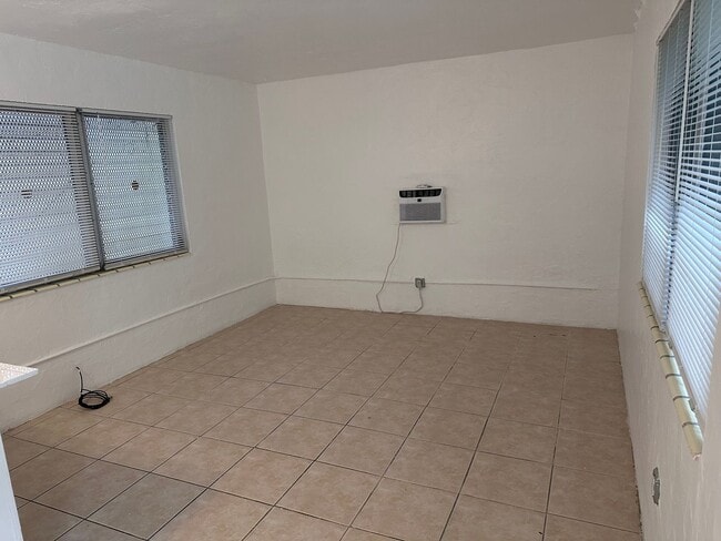 Photo - 415/65 SW 11th St. Unidad #R