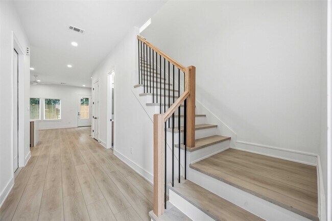 Photo - 8019 Grandview St