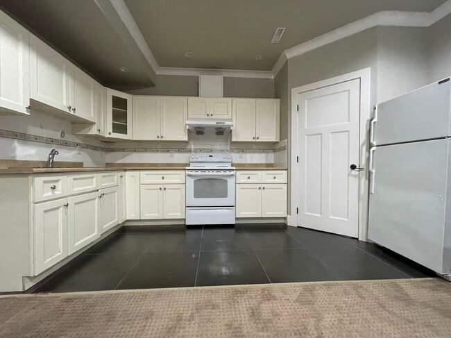 Photo - 16331-16325 25 Ave