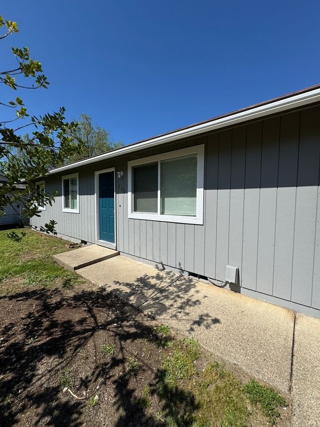 Photo - Myrtle Creek 3 bedroom home with 1 car garage