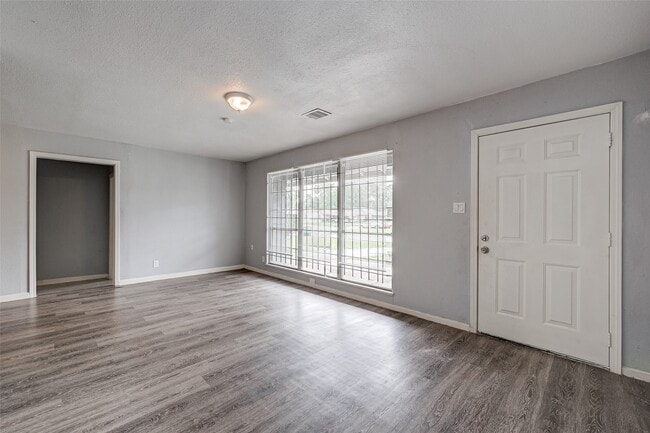 Photo - 7658 Belbay St