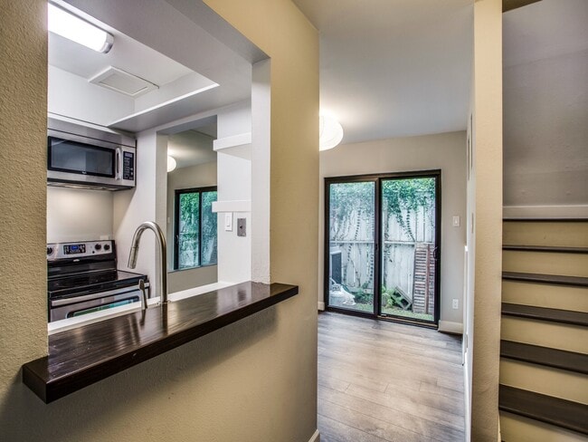 Building Photo - 1300 Fairview St Unit E