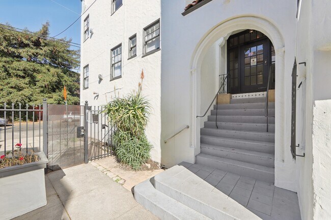 Puerta de entrada principal del edificio de apartamentos en 2410 Dwight Way, Berkeley, CA 94704, EE. UU. - 2410 Dwight Way