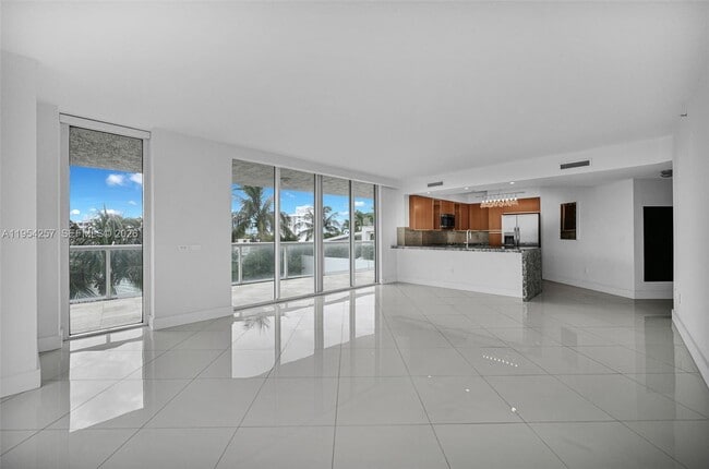Photo - 10 Venetian Way Unidad 404