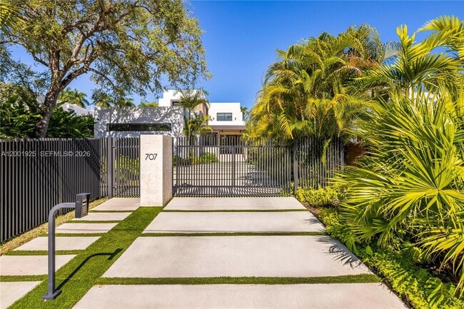 Photo - 707 NE 77th St