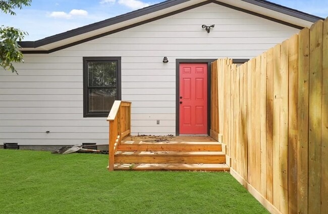 Backdoor and divided yard - 7109 Avenue L