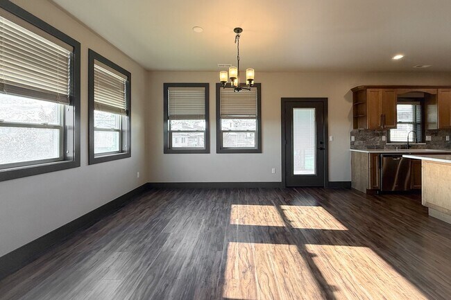 Photo - Beautiful 4-Bedroom House with Large Backy...