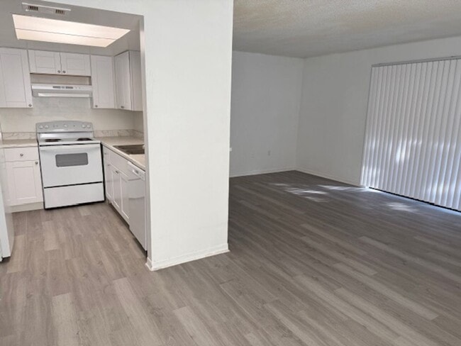 Building Photo - Coral Gardens one bedroom condo Unit P793