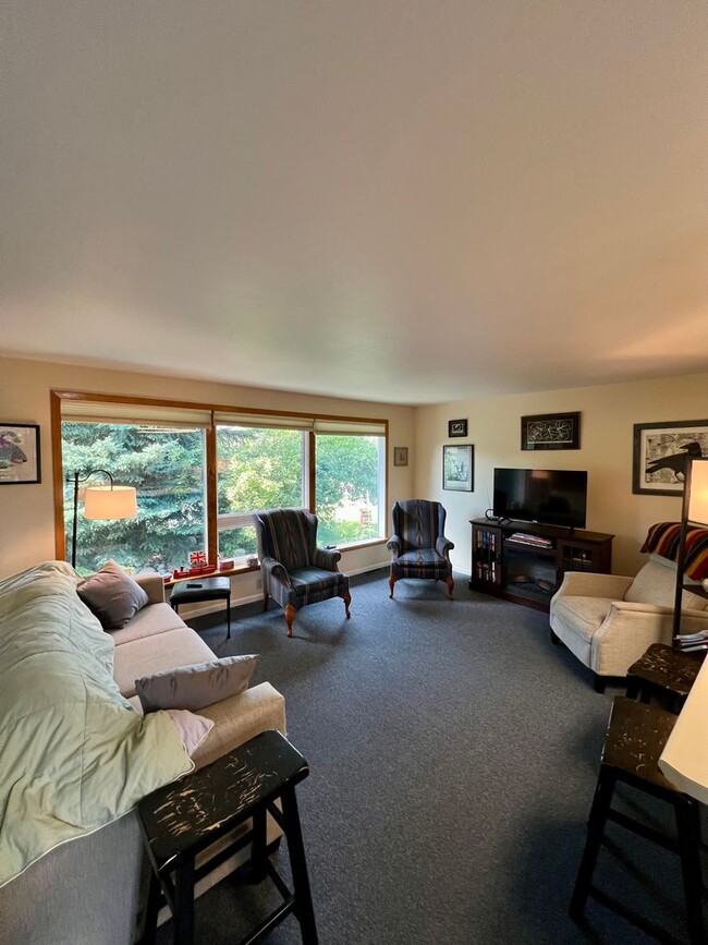 Photo - Available Nov 1st / Furnished / 1-Car Gara...