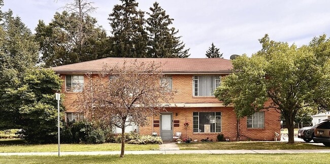 Building Photo - 2530 Pleasant St Unit 4