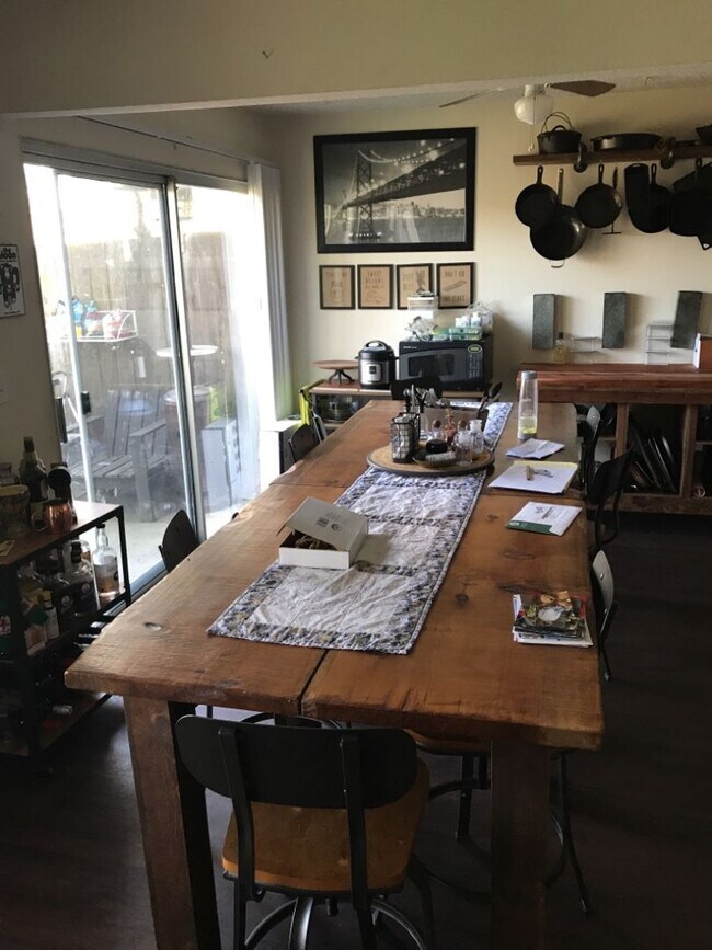 Photo - 2127-2129 E. 8th Street Unidad 2127