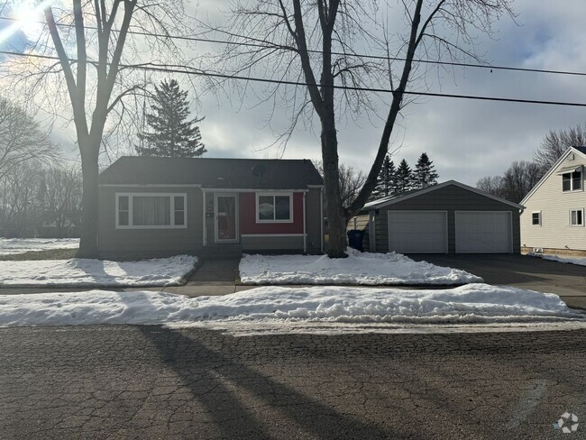 Building Photo - Beautiful 3 Bedroom 1 Bath Ranch Style Sin... Rental