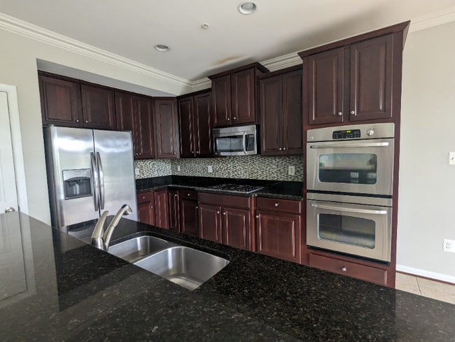 Photo - 2613 Eastbourne Dr Condo