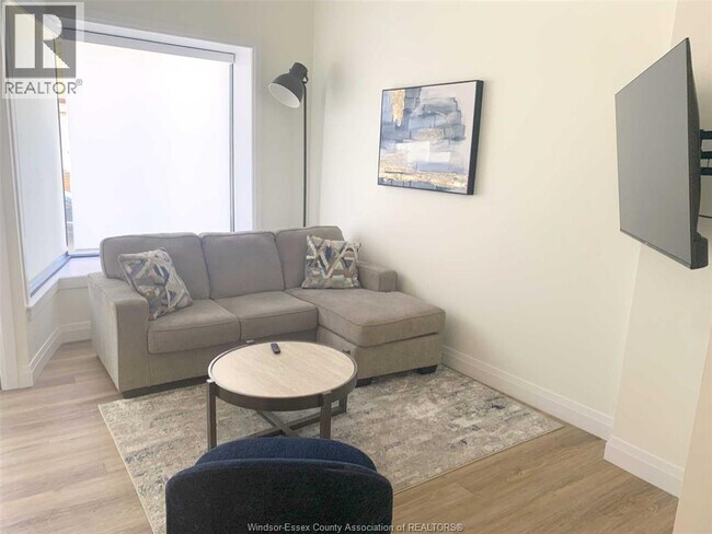 Photo - 1233 University Ave W