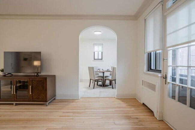 Photo - 7 Av Roosevelt Ave