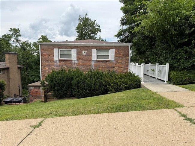 Building Photo - 735 Athalia St